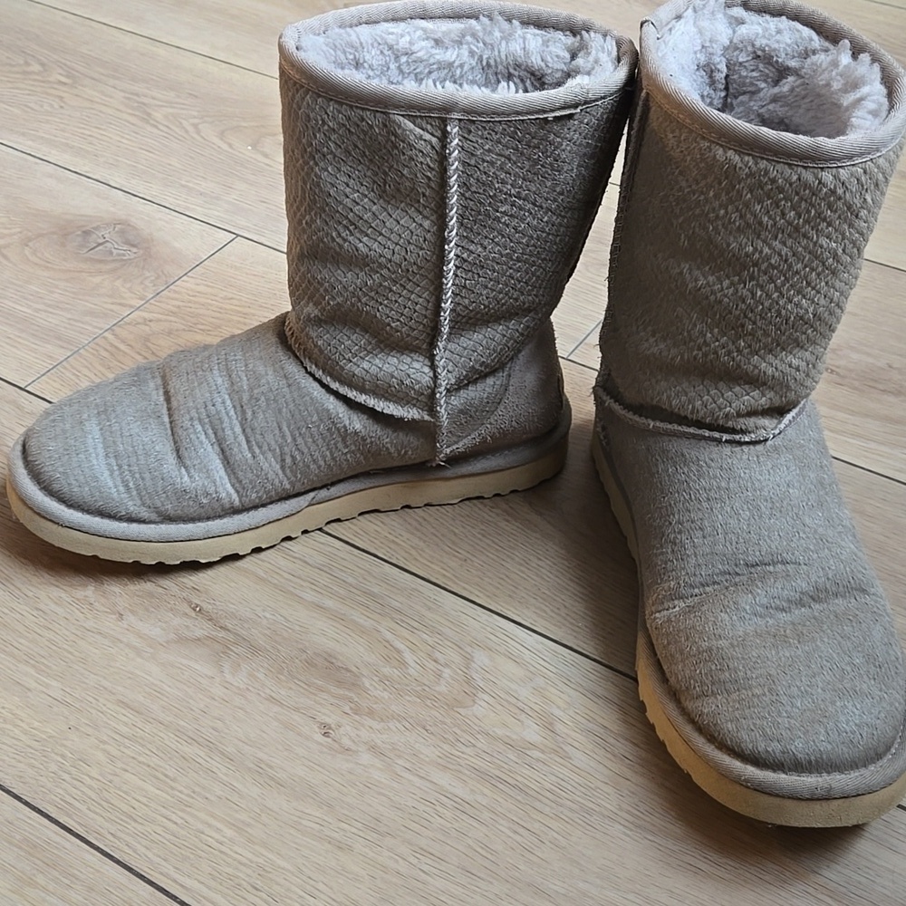 UGG CLASSIC SHORT CALF HAIR SCALES  Winter Boots size 7